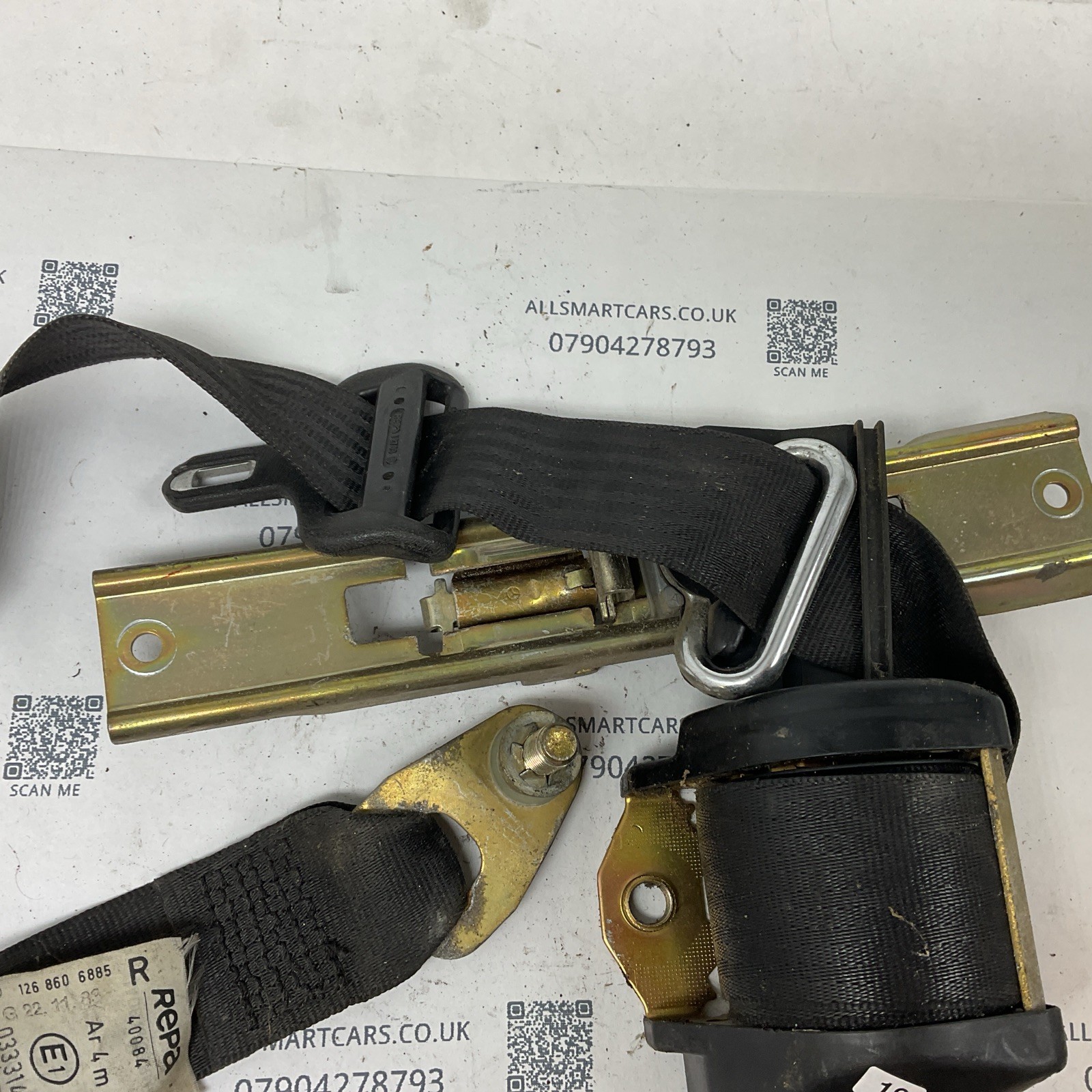 Mercedes W126 380 SE front right seat belt A1268606885 Image 4
