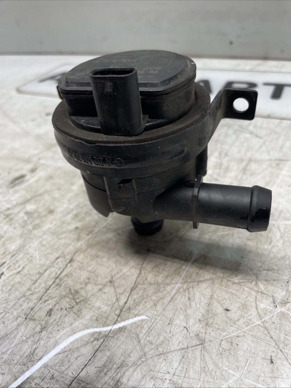 MERCEDES GLA CLASS COOLANT WATER PUMP AUXILLARY 2 1 D A005000686 X156 2013 20 Image 4