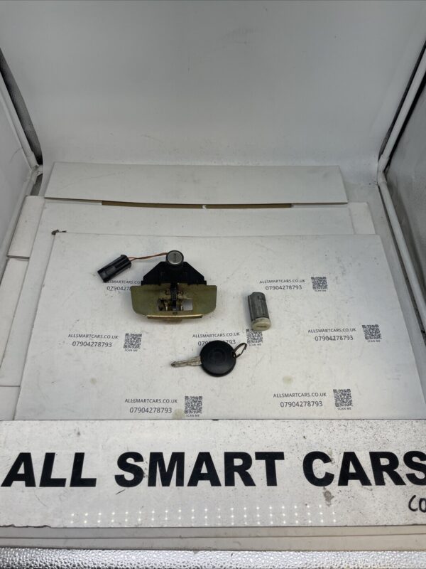 SMART CAR 450 FORTWO COUPE  98 06  SET OF DOOR LOCK AND KEY