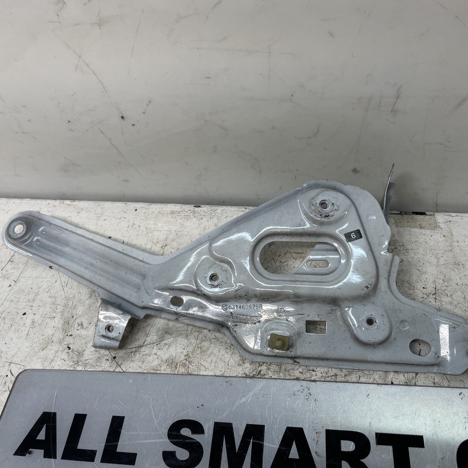 SMART FORFOUR PART NUMBER 631467979R r wing bracket White BRACKET Image 2
