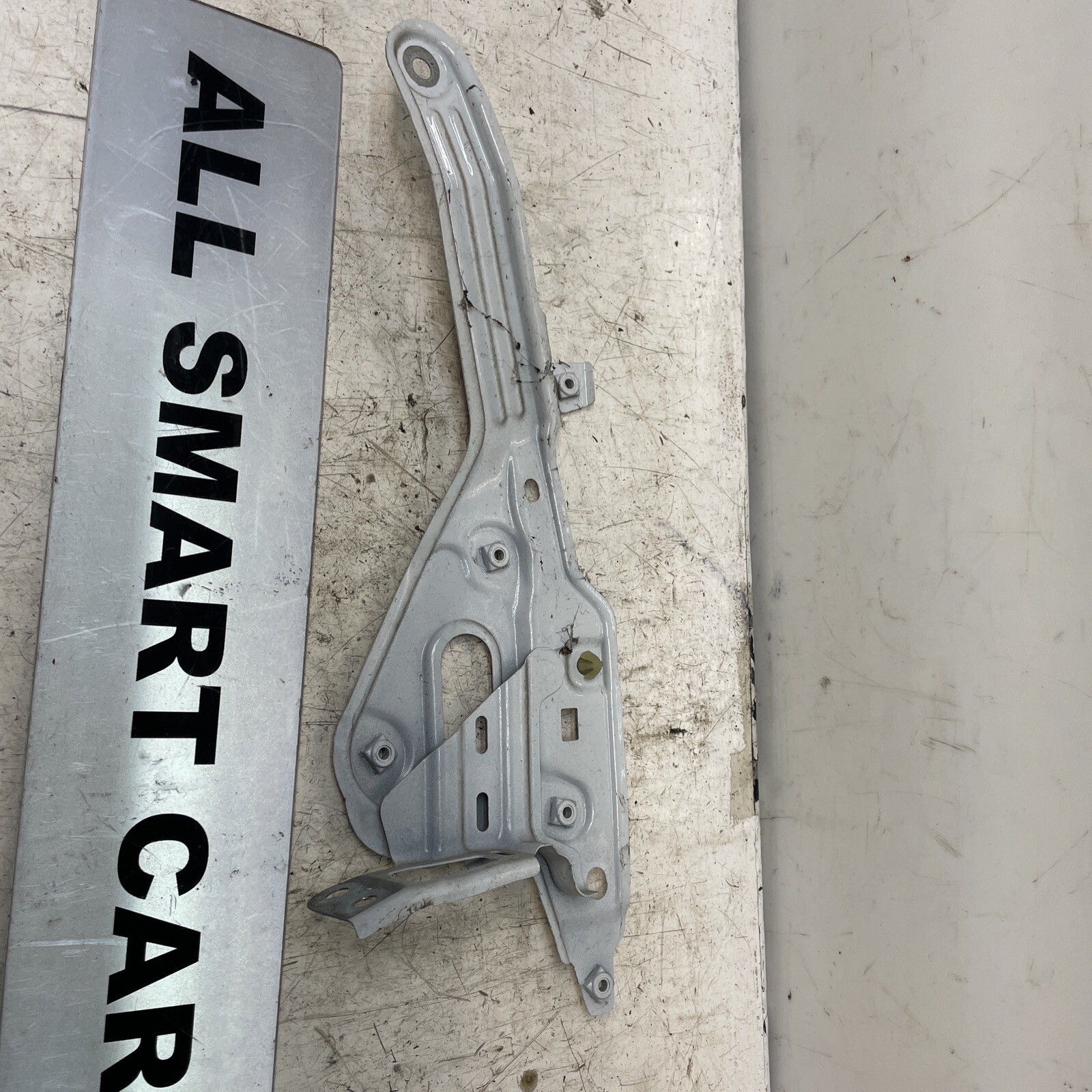 SMART FORFOUR PART NUMBER 631467979R r wing bracket White BRACKET Image 3
