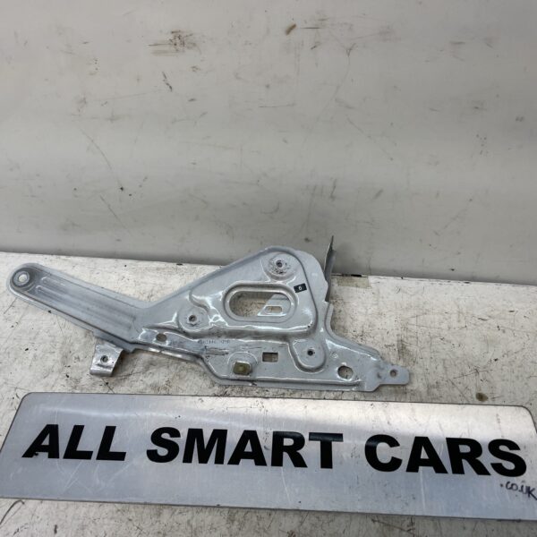 SMART FORFOUR PART NUMBER 631467979R   r wing bracket White BRACKET